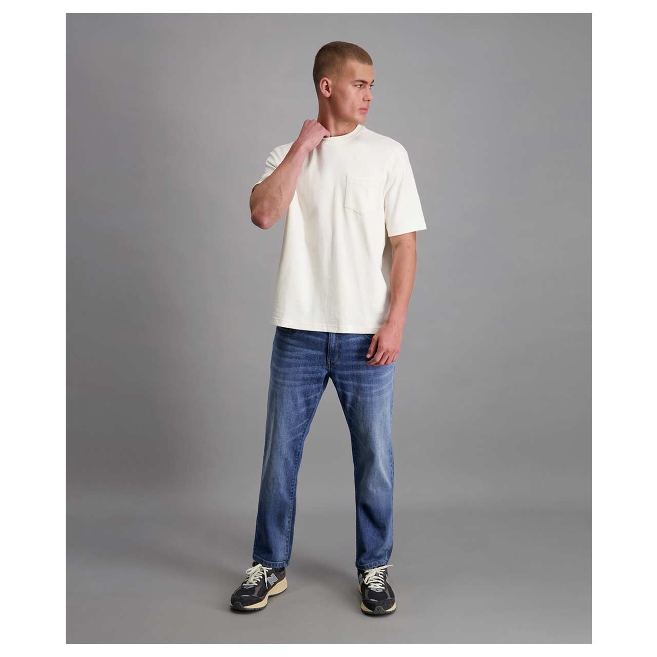 Stretch Herrenjeans Eric in Blau angewaschen von Pioneer, Ganzkörperansicht am Model