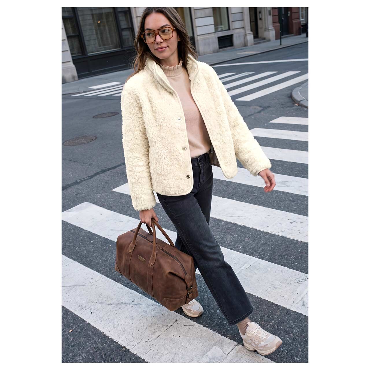Damen Jacke Fake Fur Button von Street One Studio in Cremeweiß, Ganzkörperansicht am Model
