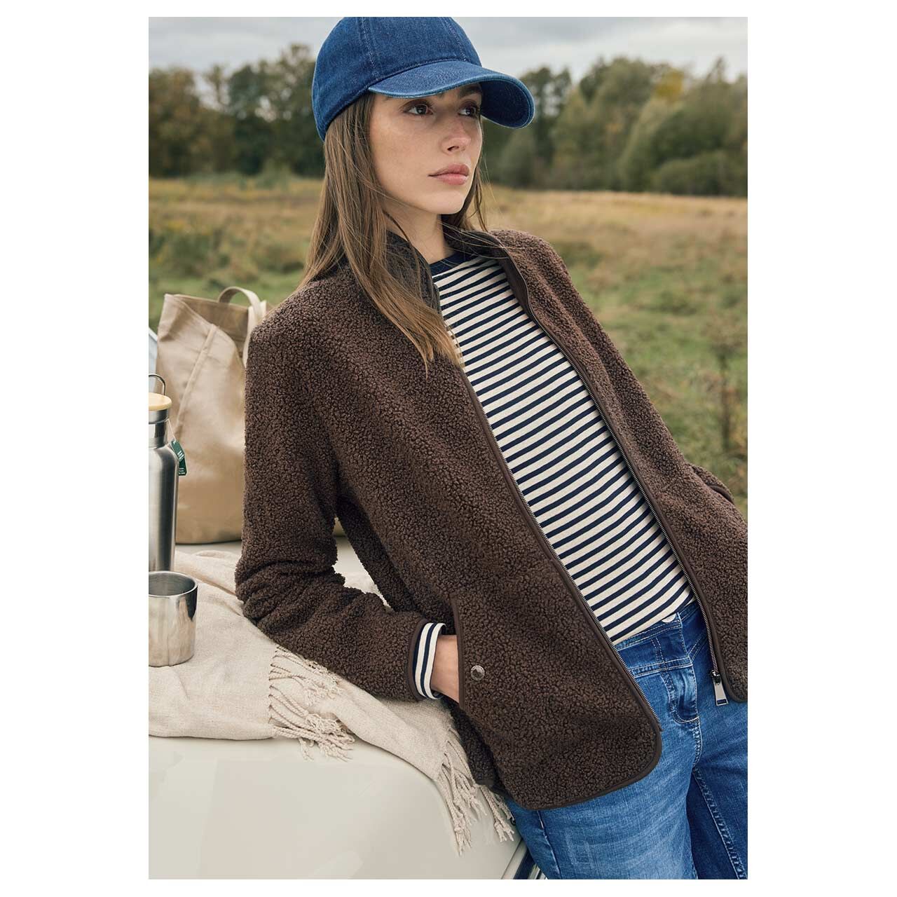 Damen Teddyjacke von Cecil in Dunkelbraun, Ganzkörperansicht am Model gestylt