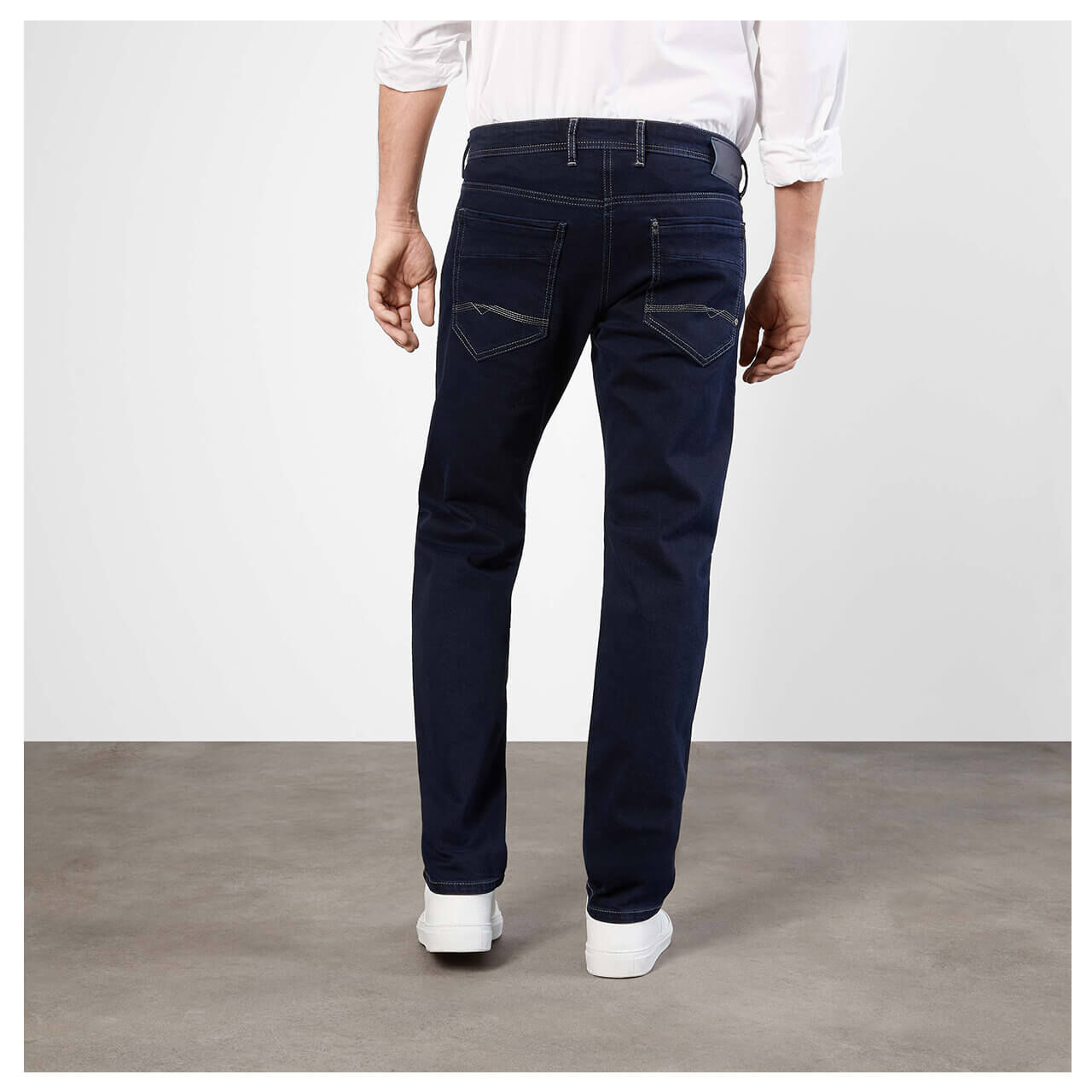 mac-ben-jeans-deep-navy-blue-modelhinten Stretch Herrenjeans Ben von MAC in Dunkelblau, Rückansicht