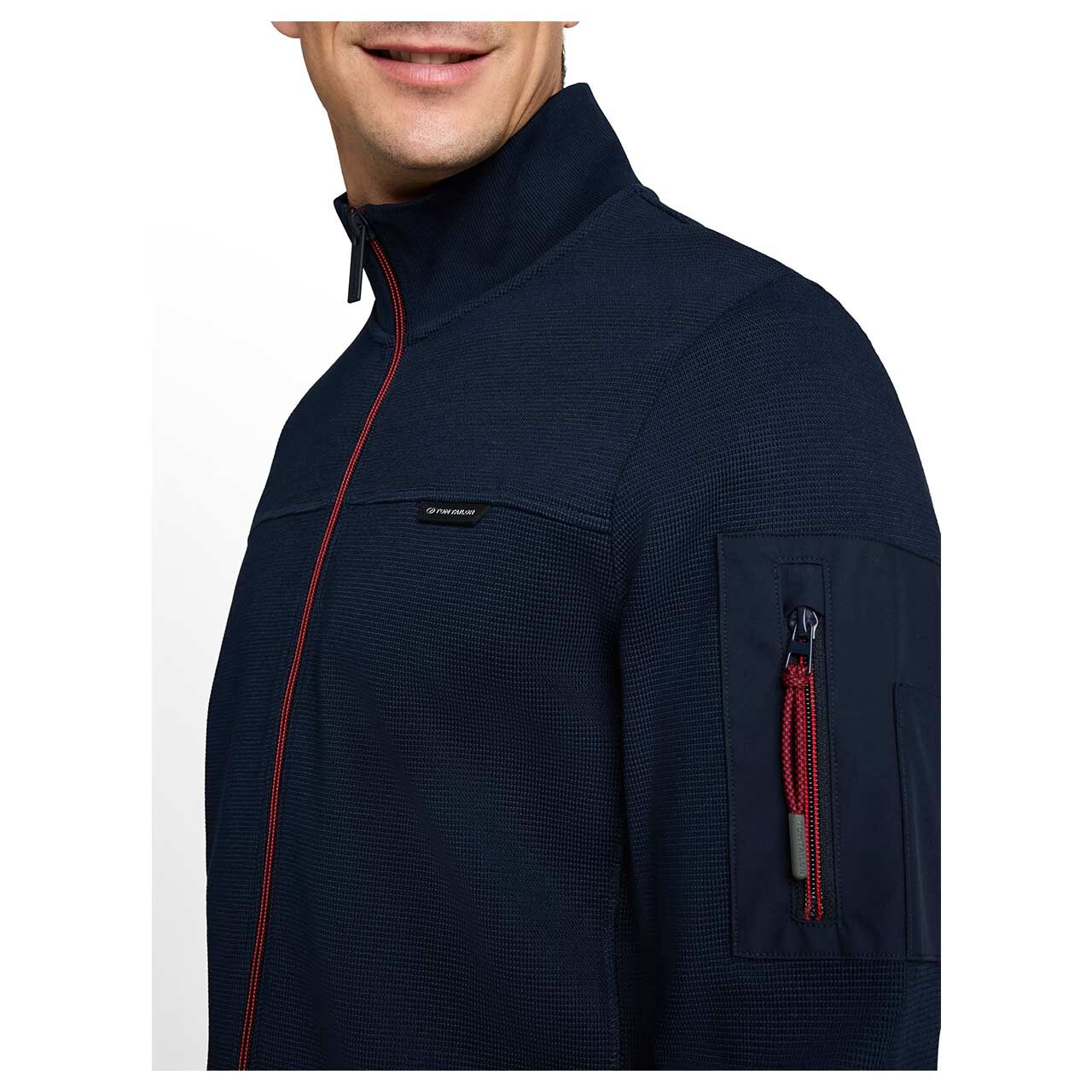 Herren Sweatjacke Structured Stand-Up von Tom Tailor in Dunkelblau, detaillierte Vorderansicht am Model