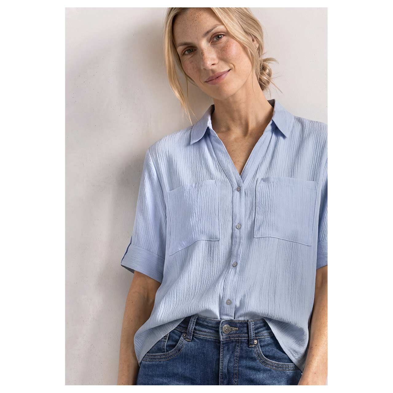Damen Kurzarm Bluse Buttoned Shirtcollar von Street One in Hellblau, Vorderansicht am Model