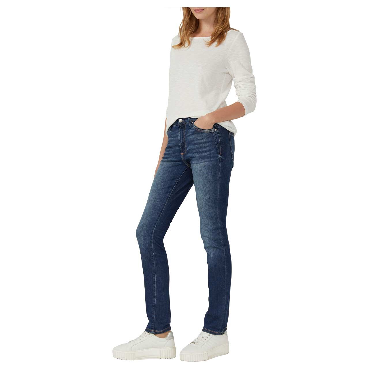 Damenjeans Betsy von s.Oliver in Blau angewaschen, Ganzkörperansicht am Model