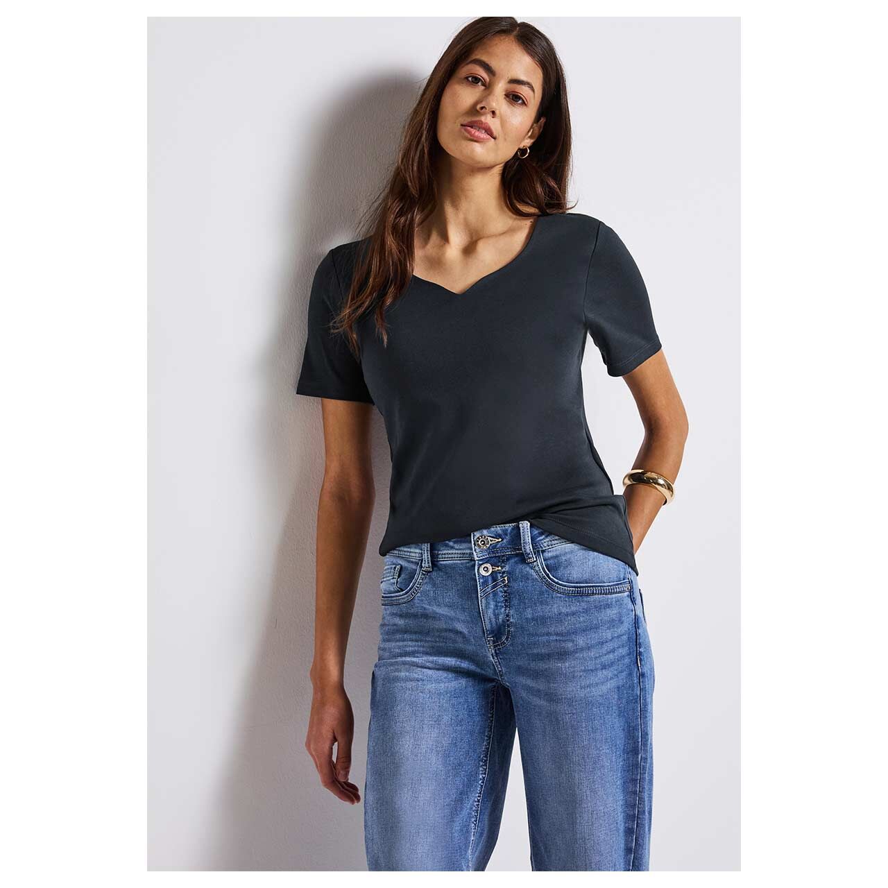 Damen T-Shirt Heart Neckline von Street One in Dunkelblau, detaillierte Vorderansicht am Model