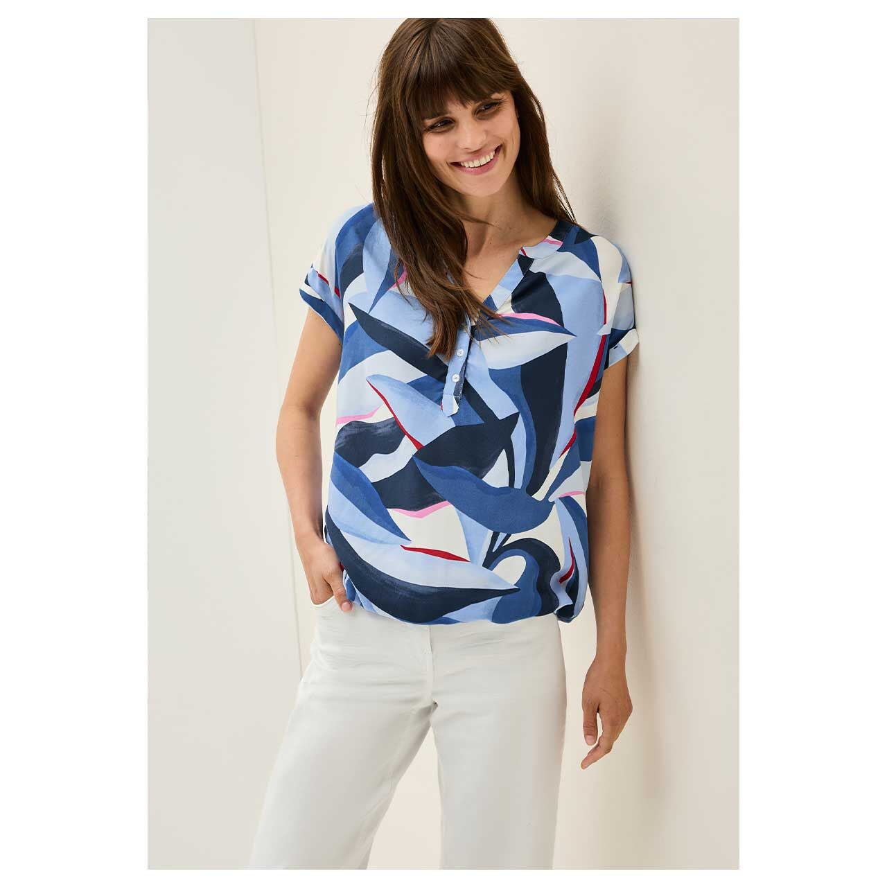 Kurzarm Bluse Multicolor Print von Cecil in Dunkelblau mit Print, Vorderansicht am Modell