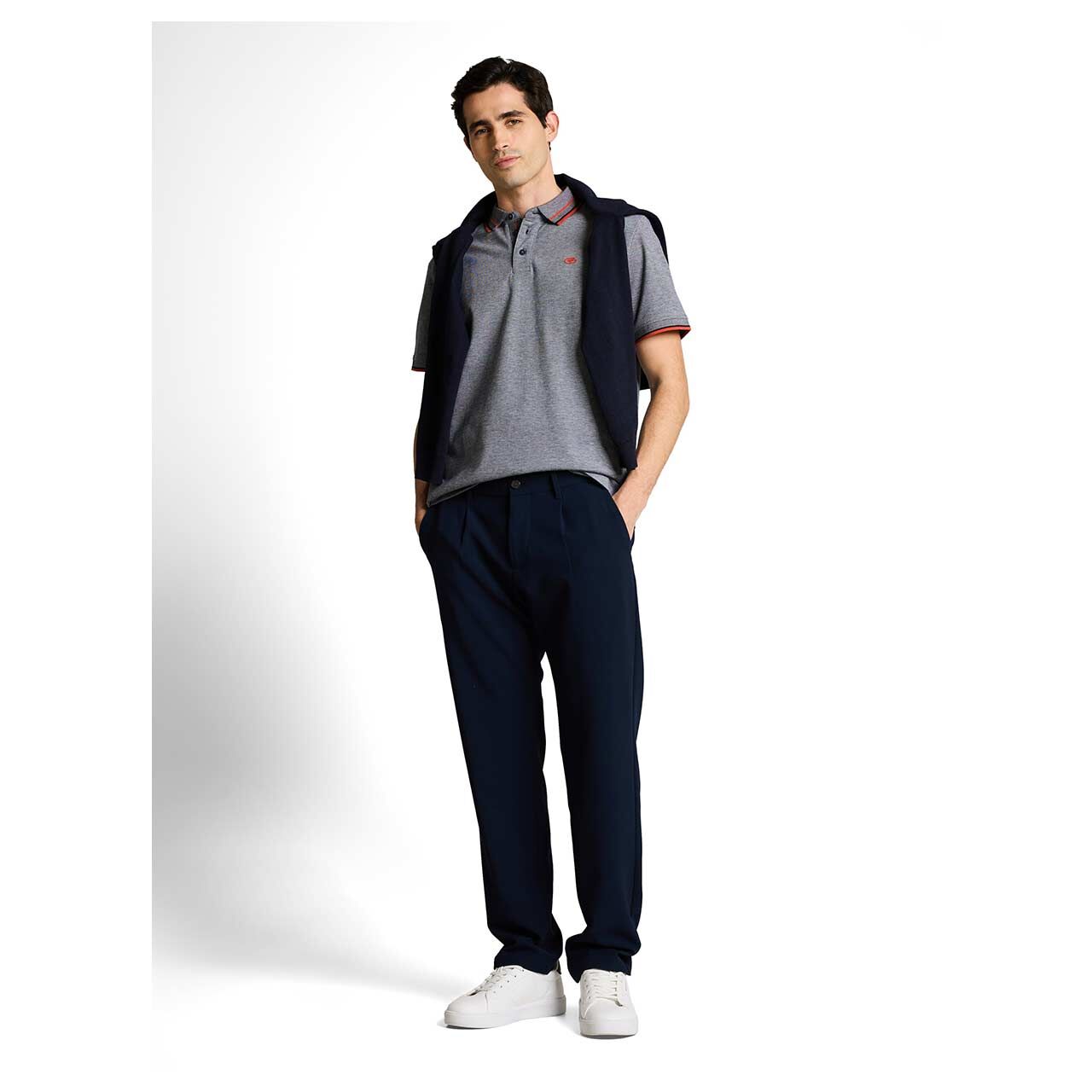 Herren Piqué Poloshirt von Tom Tailor in Dunkelblau meliert, Ganzkörperansicht am Model