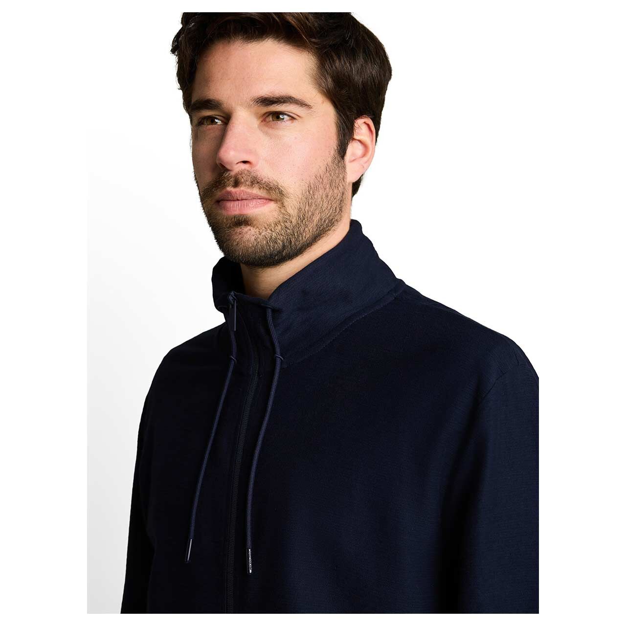 Herren Sweatjacke Structured Stand-Up von Tom Tailor in Dunkelblau, detaillierte Vorderansicht am Model