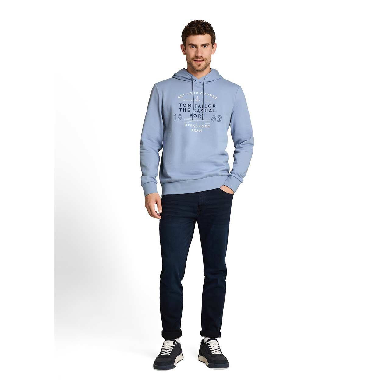 Herren Hoodie Sweatshirt von Tom Tailor in Hellblau mit Print, Ganzkörperansicht am Model