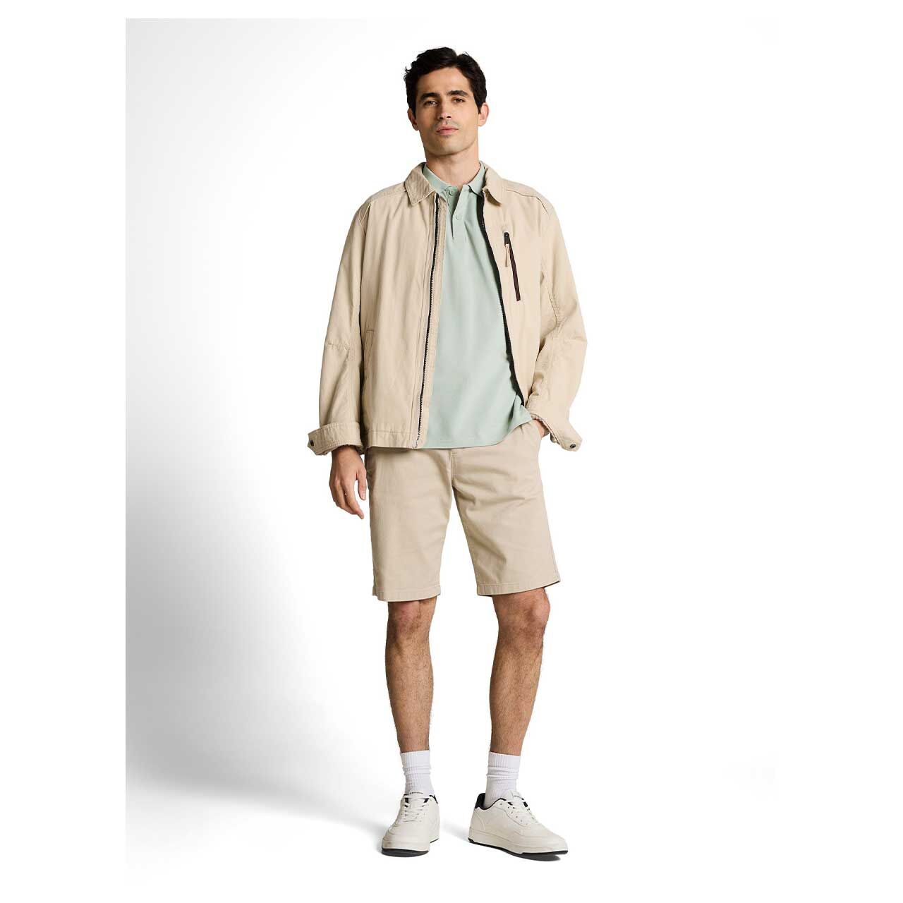 Herren Piqué Poloshirt von Tom Tailor in Hellgrün, Ganzkörperansicht am Model