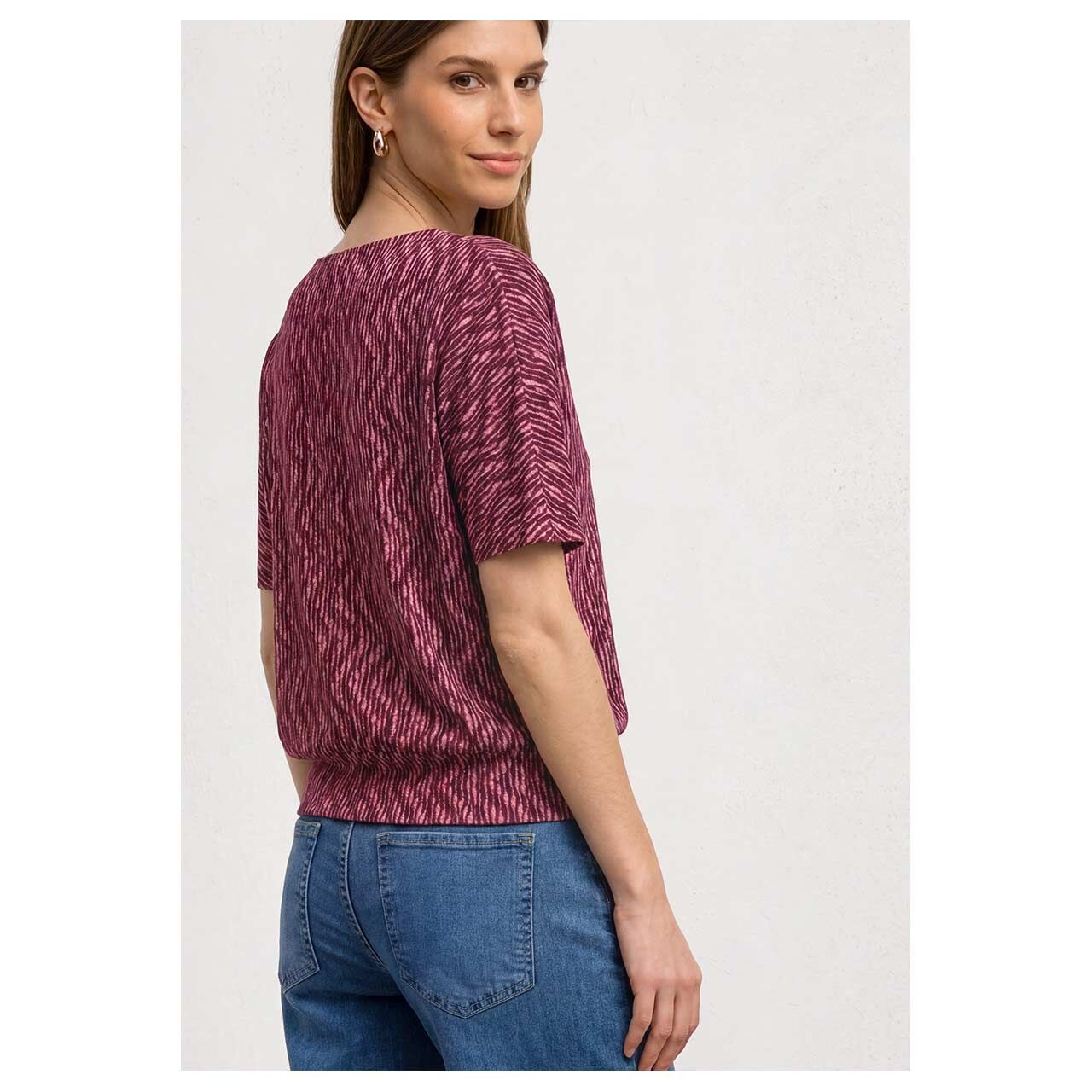 Damen T-Shirt Printed Bottom Cuff von Street One in Pink mit Print, seitliche Rückansicht am Model