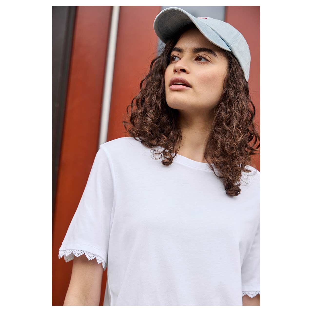 Damen T-Shirt Crochet von Street One Studio in Weiß, detaillierte Vorderansicht am Model