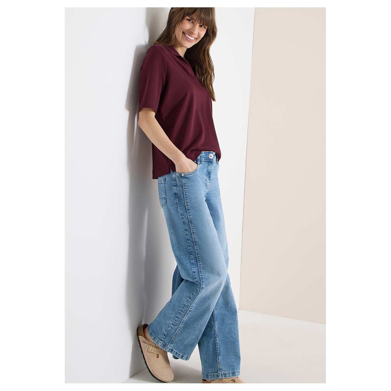 Damen Poloshirt Solid von Cecil in Weinrot, Ganzkörperansicht Model Seite