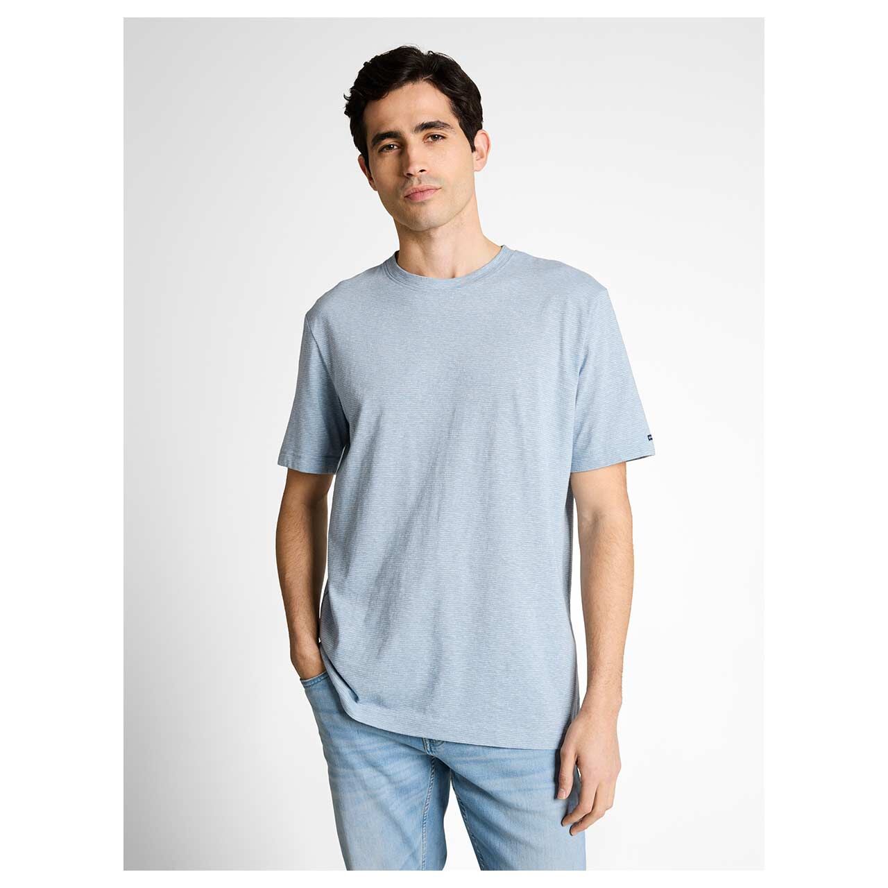 Herren T-Shirt Fine Stripe von Tom Tailor in Hellblau gestreift, Vorderansicht mit Model