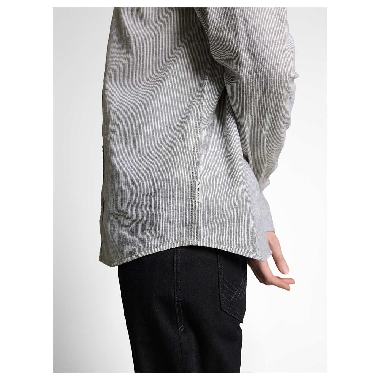 Herren Leinen Langarm Hemd von Tom Tailor in Grün-Grau gestreift, detaillierte Seitenansicht am Model