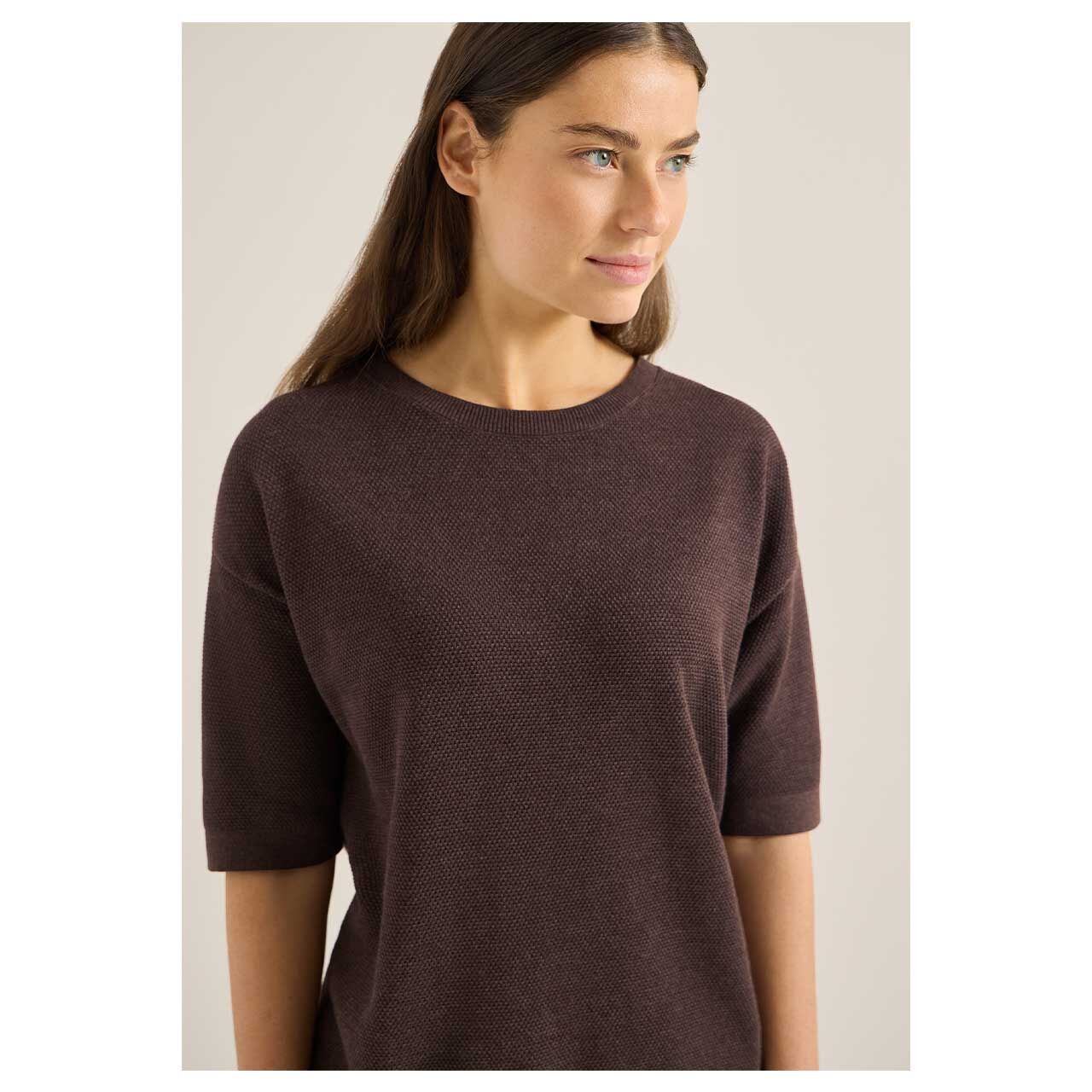 Damen Kurzarm Pullover Structured Short Sleeve von Cecil in Dunkelbraun, detaillierte Vorderansicht am Model