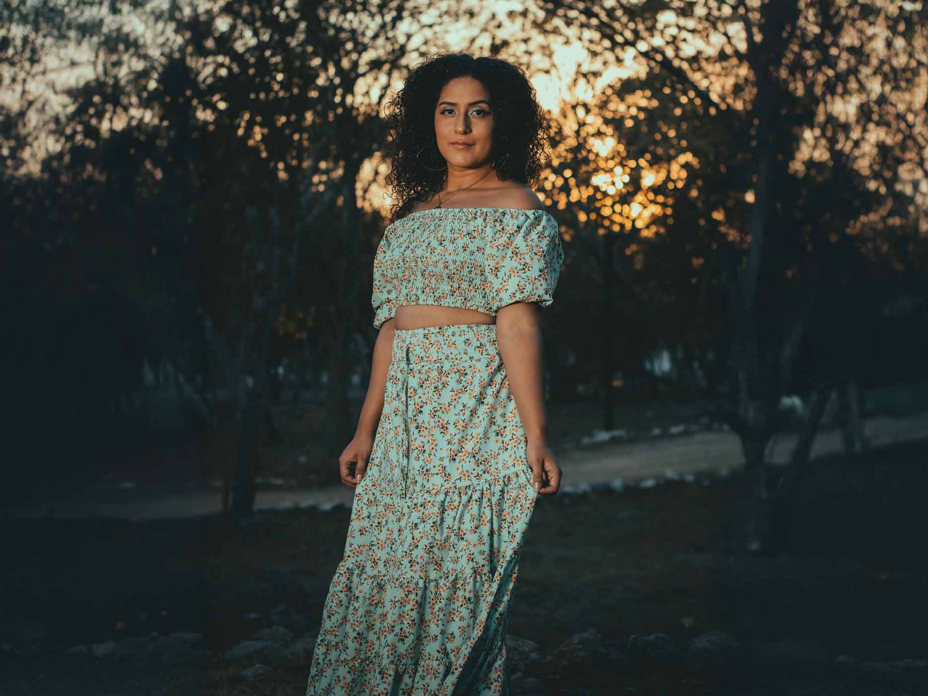 Eine Frau in einem leichten Maxirock