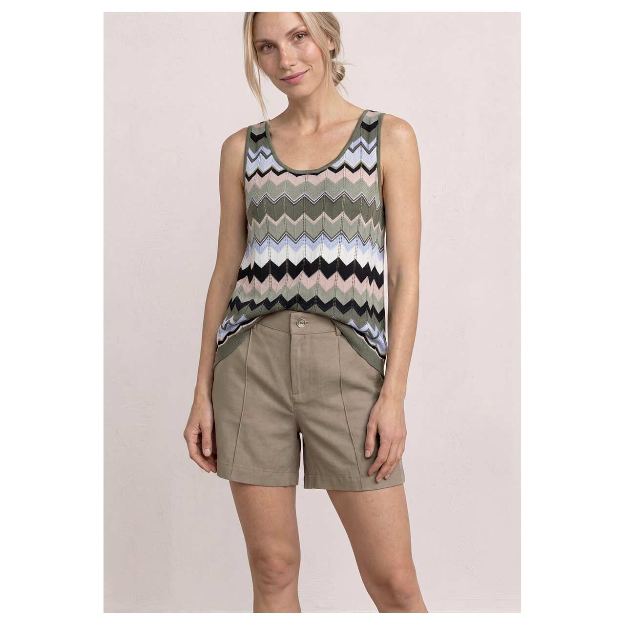 Baumwoll Bermuda von Street One in Beige, detaillierte Vorderansicht am Model