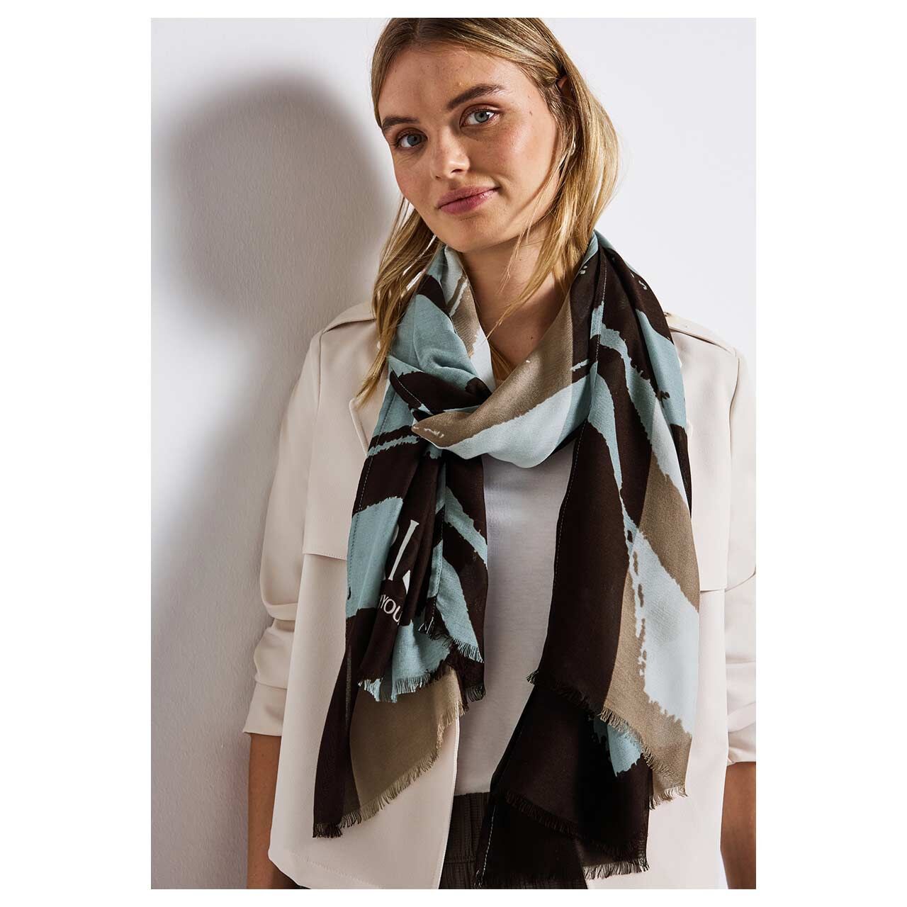 Damen Tuch Printed Modal von Street One in Petrol mit Print, Getragen am Model