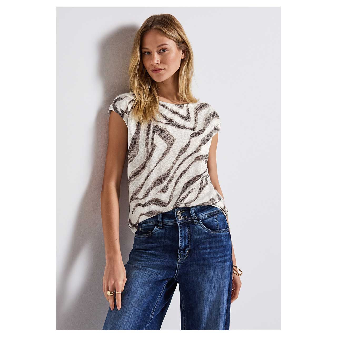 Vorderansicht des getragenen Damen T-Shirts von Street One in Beige mit Print