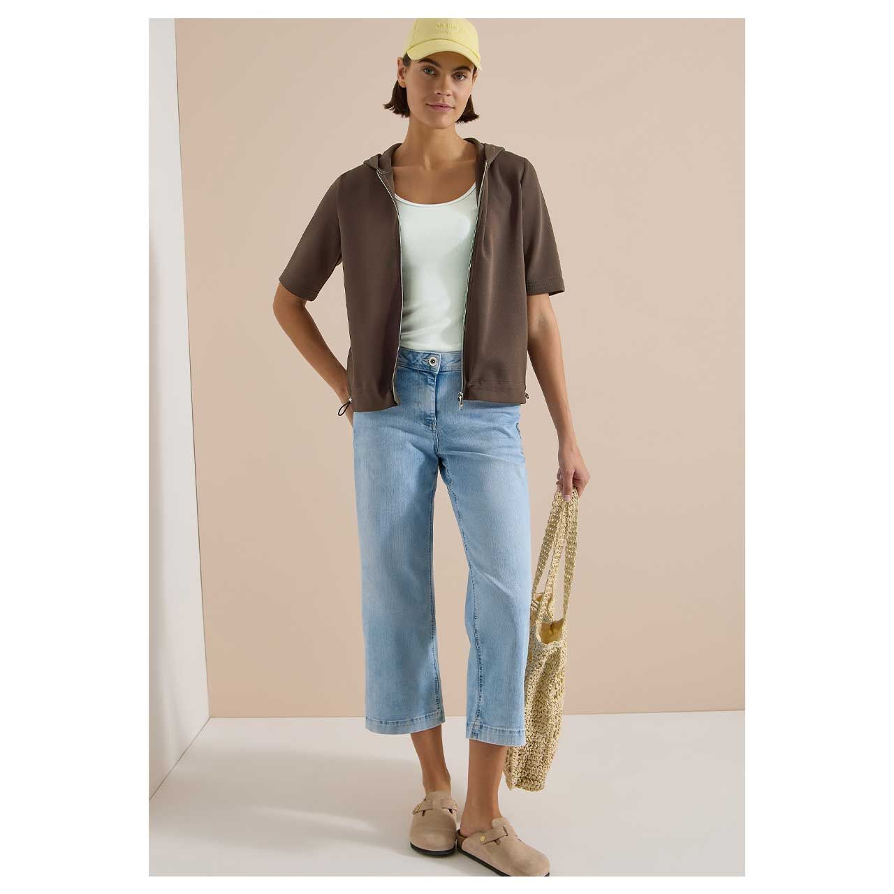 Damen Kurzarm Hoodie Shirtjacke Solid von Cecil in Dunkelbraun, Ganzkörperansicht am Model
