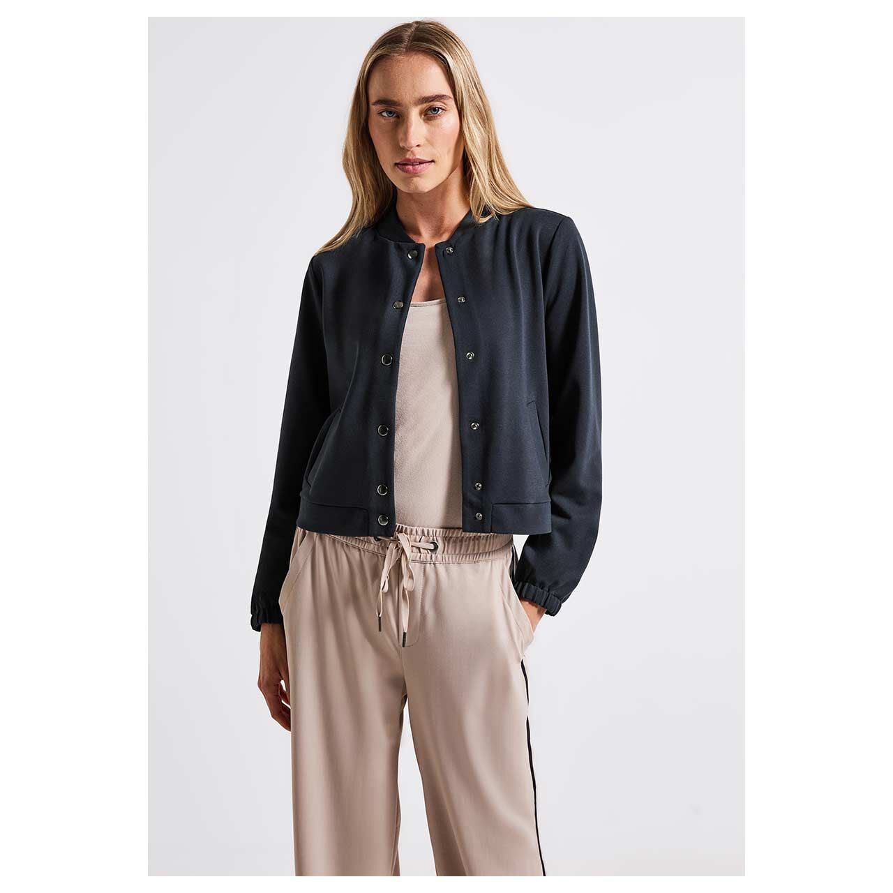 Damen Sweatjacke Short Jacket von Street One in Dunkelblau, Vorderansicht am Model