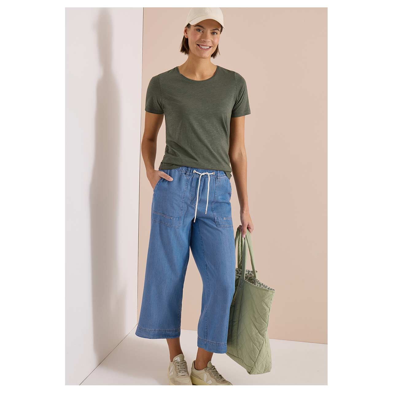 Neele Wideleg 7/8 Jeans von Cecil in Blau angewaschen, Ganzkörperansicht am Model