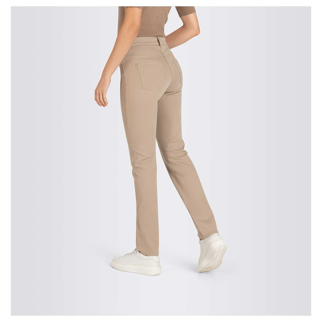 Stretch Damenjeans Dream von MAC in Hellbeige, Seitenansicht mit Model