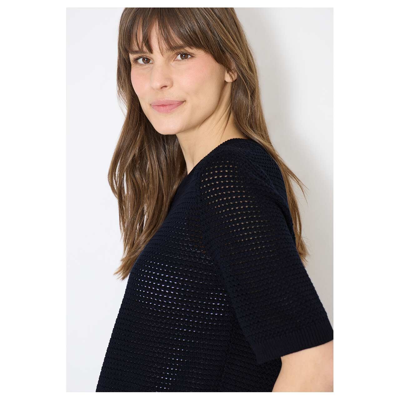 Damen Kurzarm Pullover Structured Roundneck von Cecil in Dunkelblau, detaillierte Seitenansicht am Model