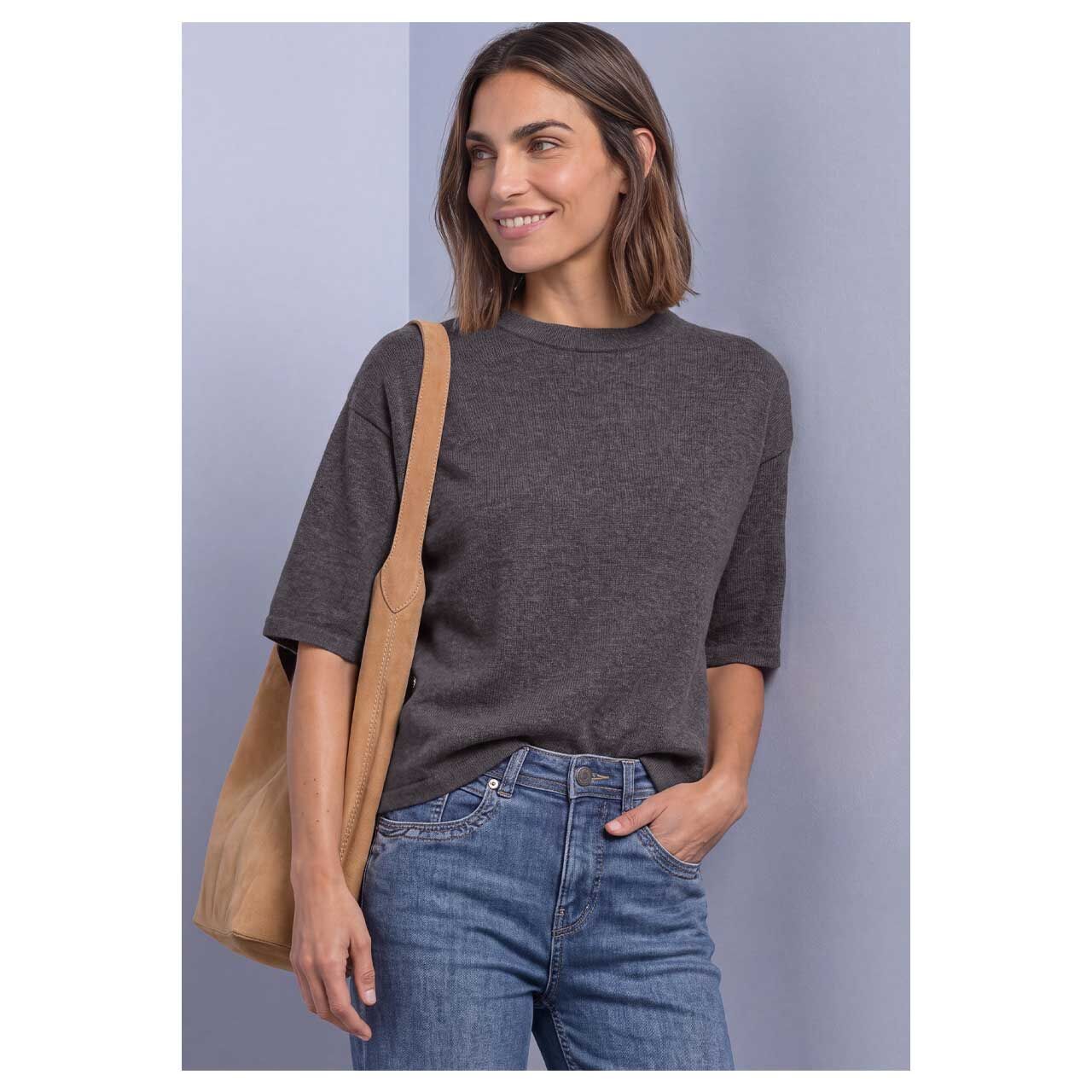 Damen Kurzarm Pullover Basic Sweater von Street One in Dunkelbraun meliert, detaillierte Vorderansicht am Model