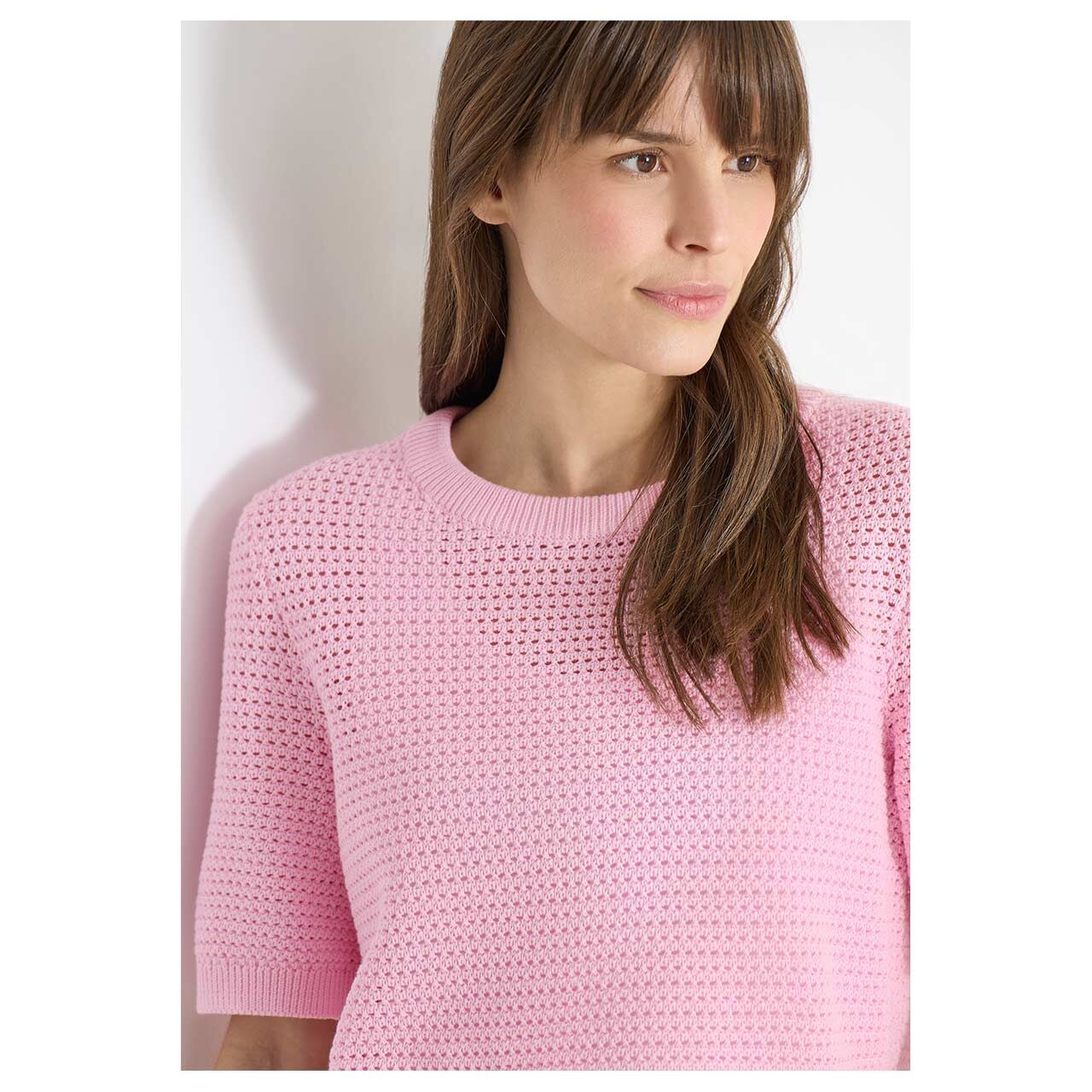 Damen Kurzarm Pullover Structured Roundneck von Cecil in Rosa, detaillierte Vorderansicht am Model