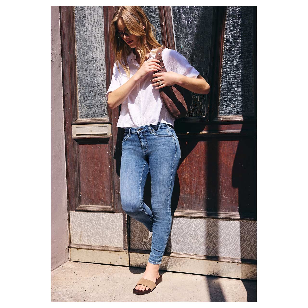 Damen Ankle Jeans Kim von Street One Studio in Blau verwaschen, Ganzkörperansicht gestylt am Model
