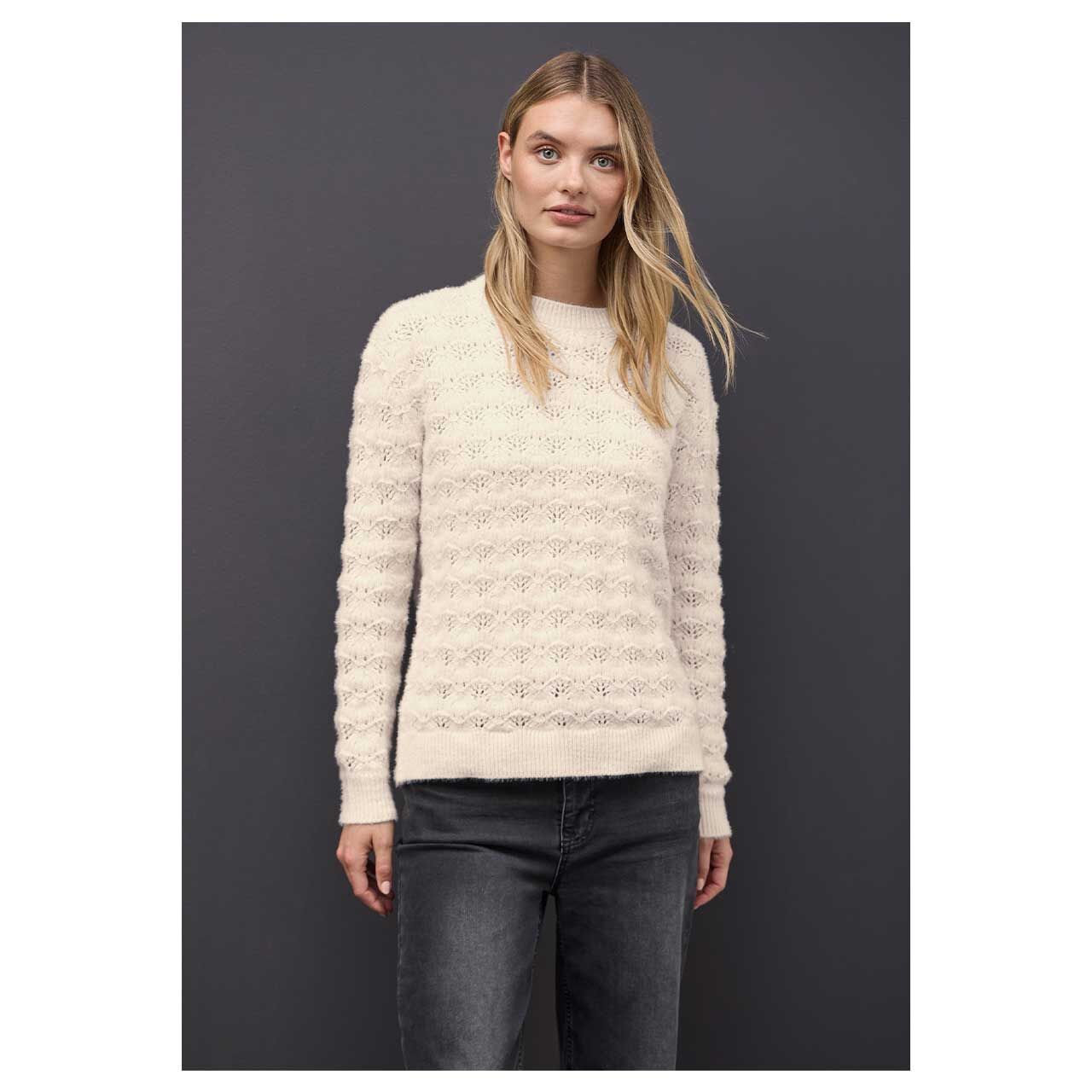 Damen Pullover Fluffy Structure von Street One in Hellbeige, Vorderansicht am Model