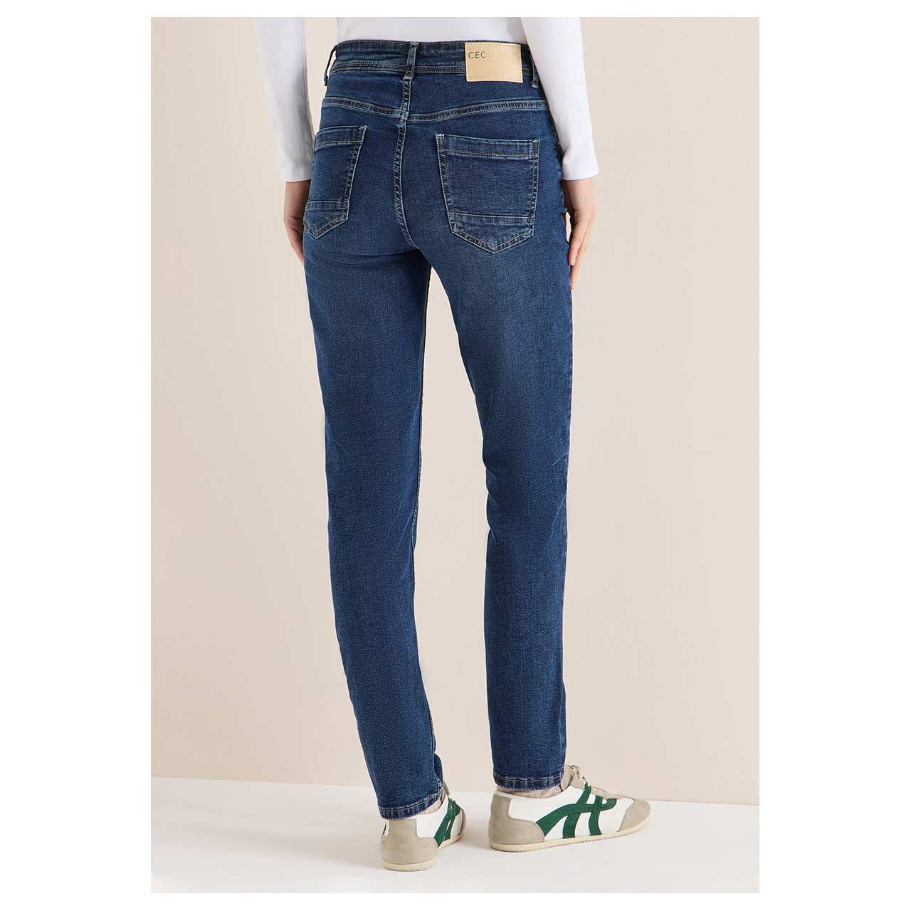 Damenjeans Vicky von Cecil in Blau angewaschen, Rückansicht am Model