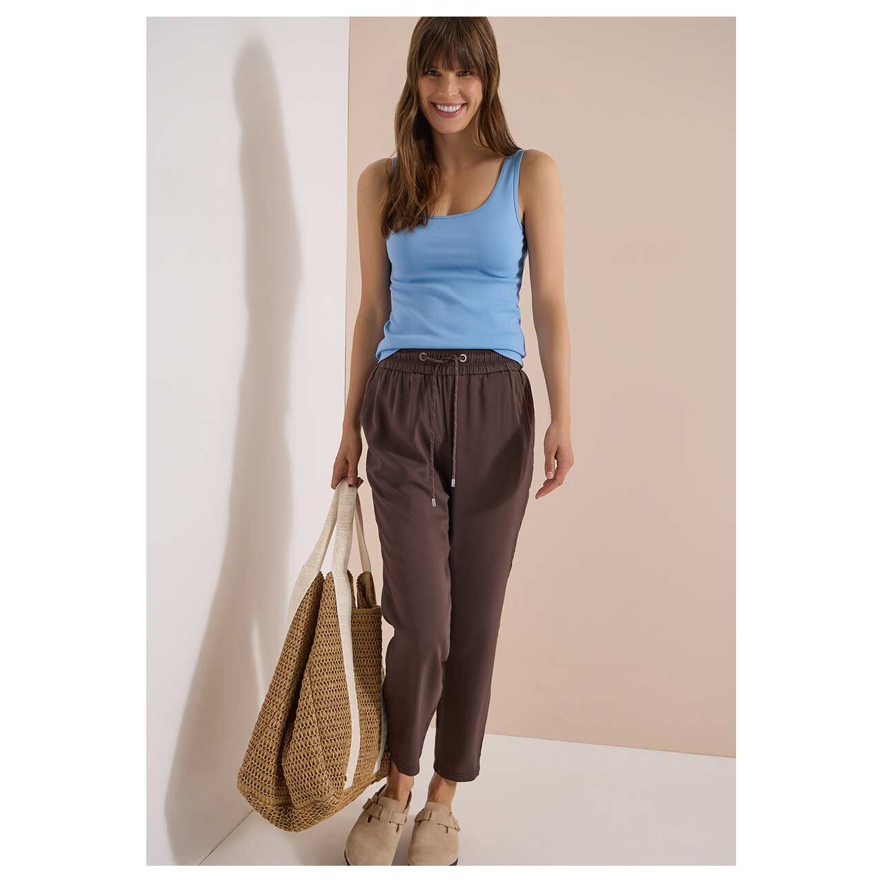 Damen Ankle Hose Chelsea von Cecil in Dunkelbraun, Ganzkörperansicht am Model
