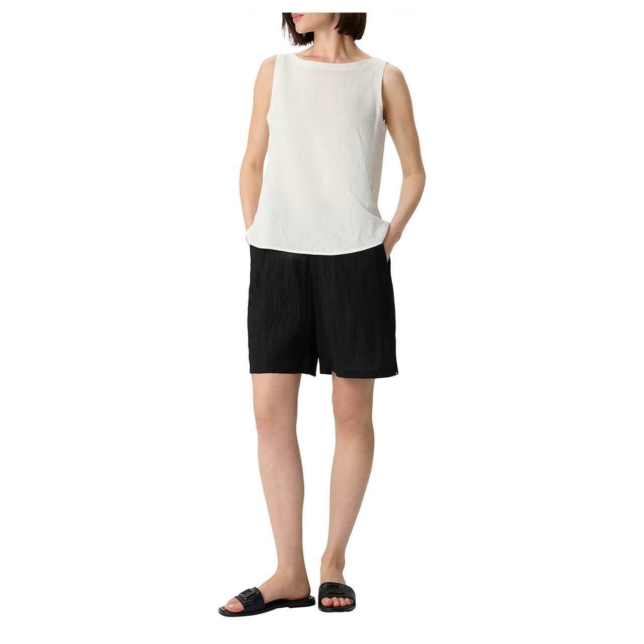 Damen Shorts von Comma in Schwarz, Vorderansicht am Model