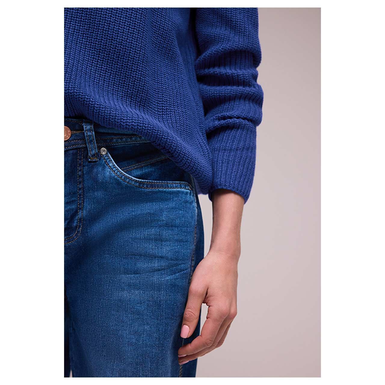 Damen Pullover V-Neck Sweater von Street One in Blau, Detailansicht Ärmel am Model