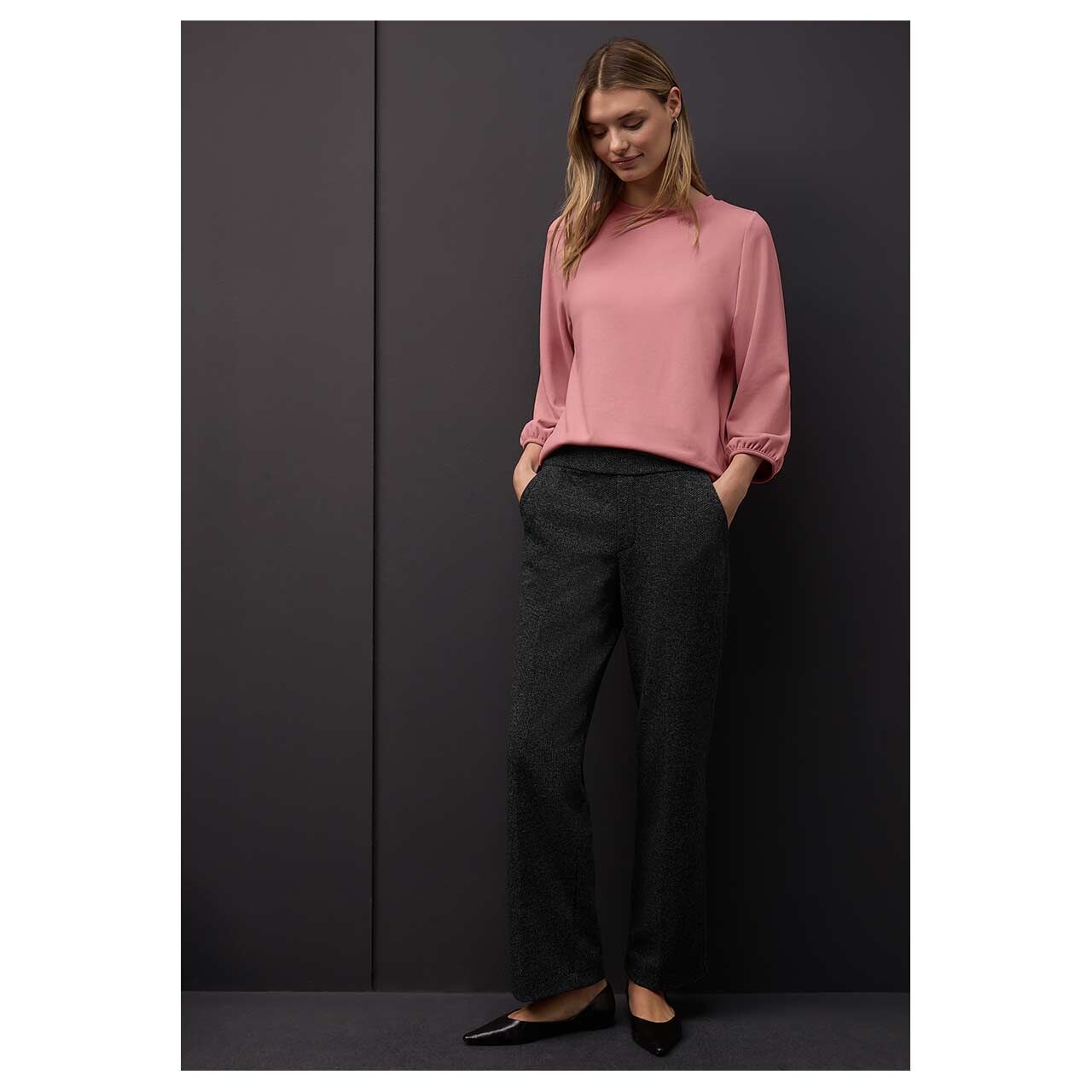Damen 3/4 Arm Shirt Uni Jacquard von Street One in Rosa, Ganzkörperansicht am Model vor schwarzem Hintergrund