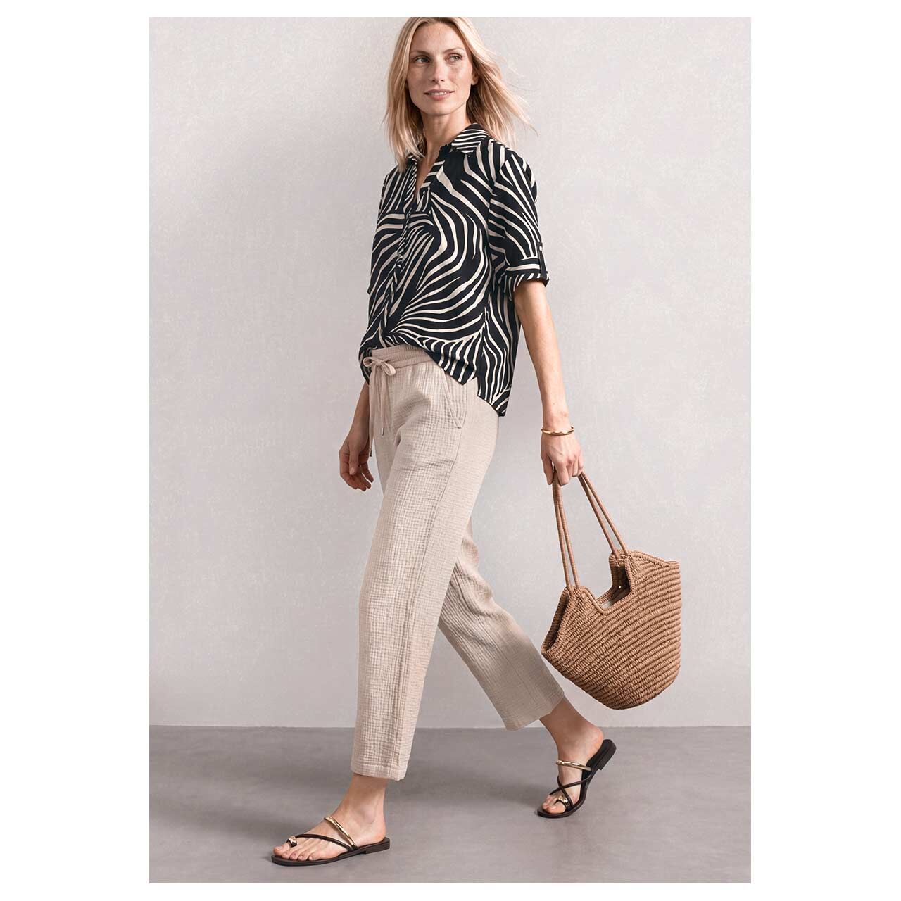 Damen Kurzarm Bluse Buttoned Shirtcollar von Street One in Schwarz mit Print, Ganzkörperansicht am Model