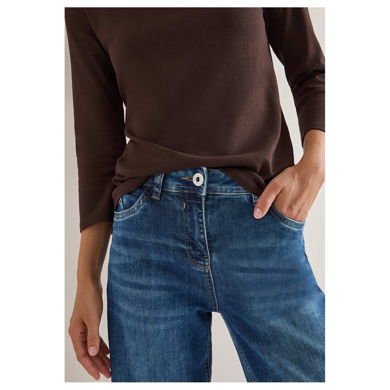 Damen 3/4 Arm Shirt Basic Boatneck von Cecil in Dunkelbraun, detaillierte Vorderansicht am Model