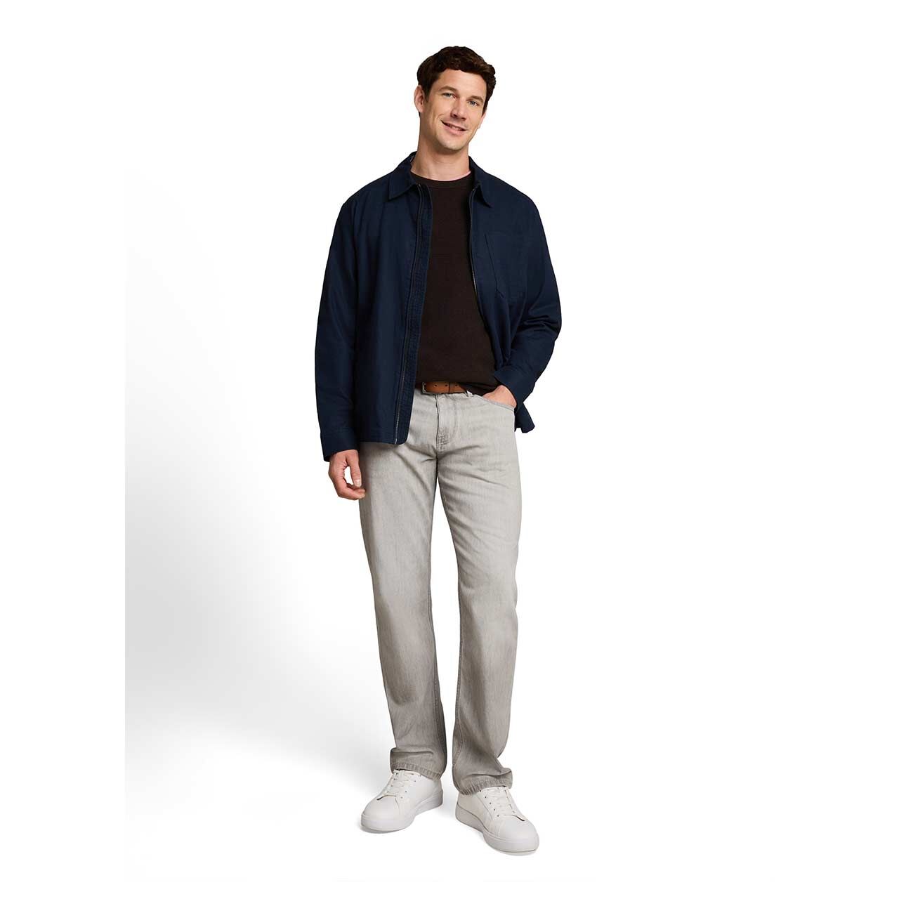 Herren Pullover Structured Crew Neck Knit von Tom Tailor in Dunkelbraun meliert, Ganzkörperansicht am Model
