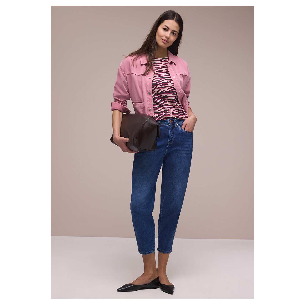 Damen T-Shirt von Street One in Rosa mit Print, detaillierte Vorderansicht am Model