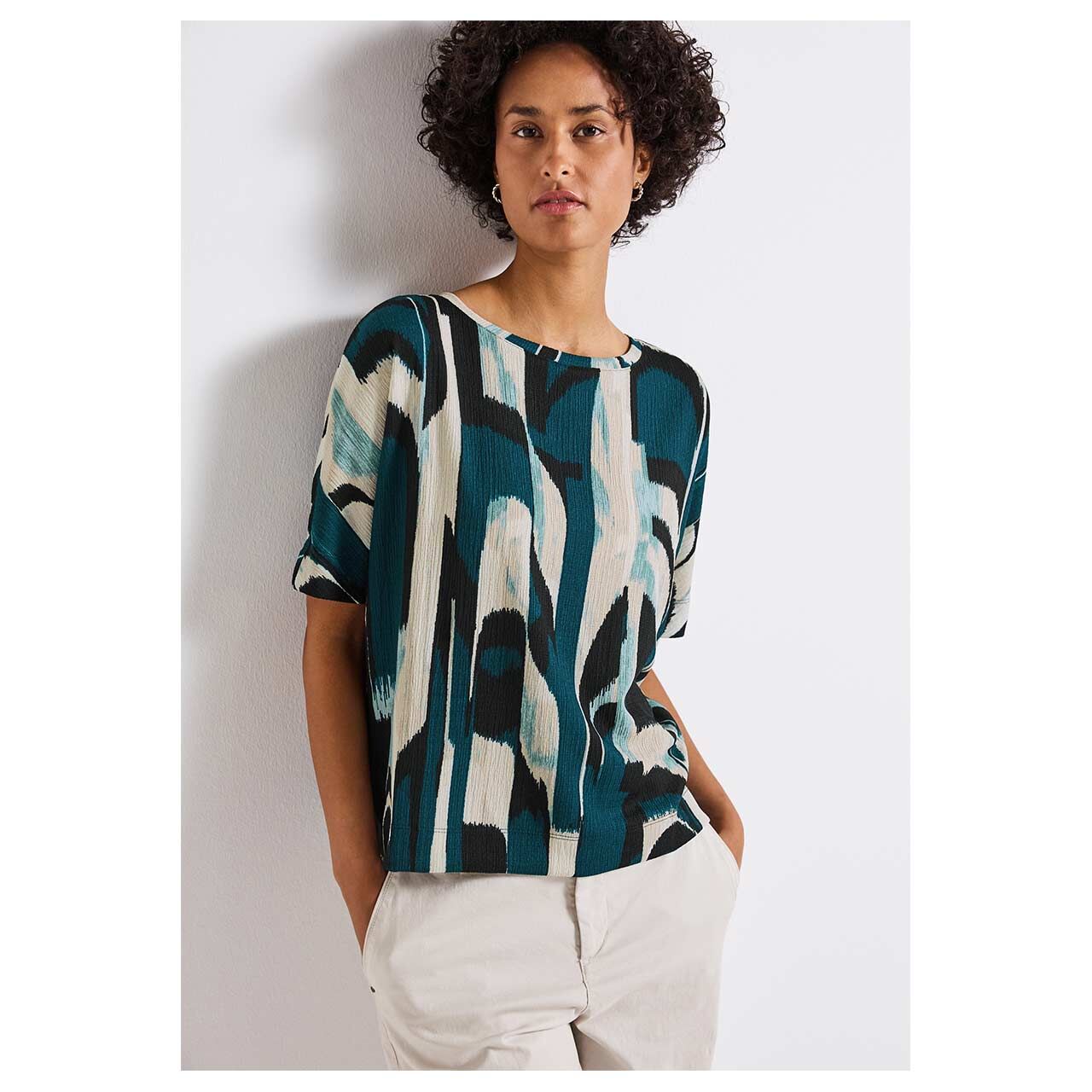 Damen T-Shirt Printed Crinkle von Street One in Petrol mit Print, Vorderansicht am Model