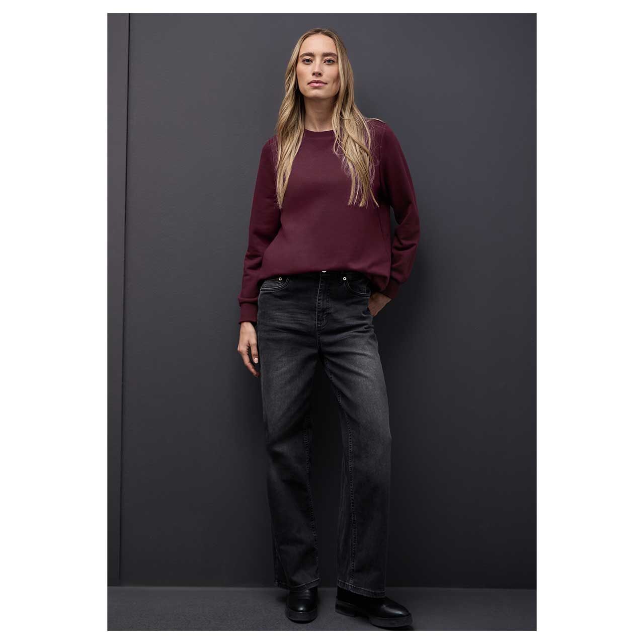 Damen Sweatshirt Crewneck Sweater von Street One in Weinrot, Vorderansicht am Model