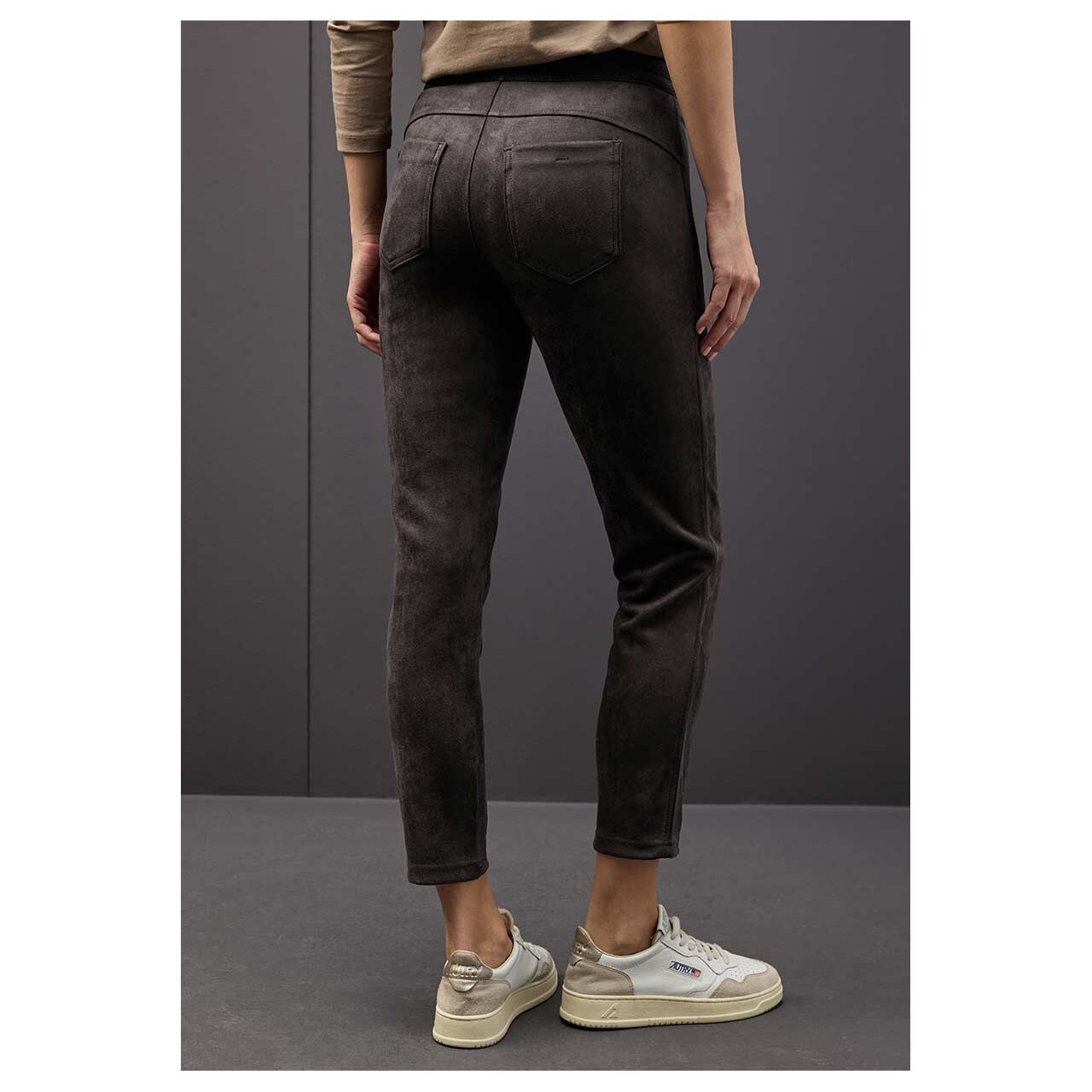Damen Ankle Hose Hope Velours von Street One in Dunkelbraun, Rückansicht am Model