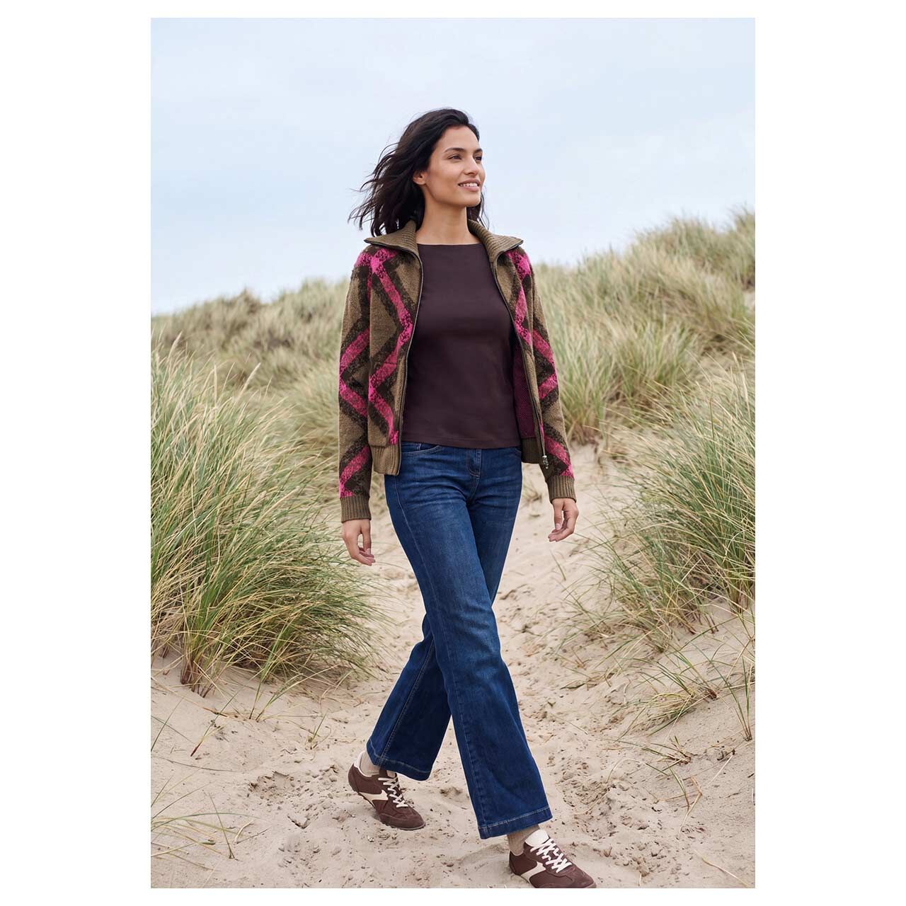 Damen Strickjacke Cosy Featheryarn Cardigan von Cecil in Braun kariert, detaillierte Vorderansicht am Model