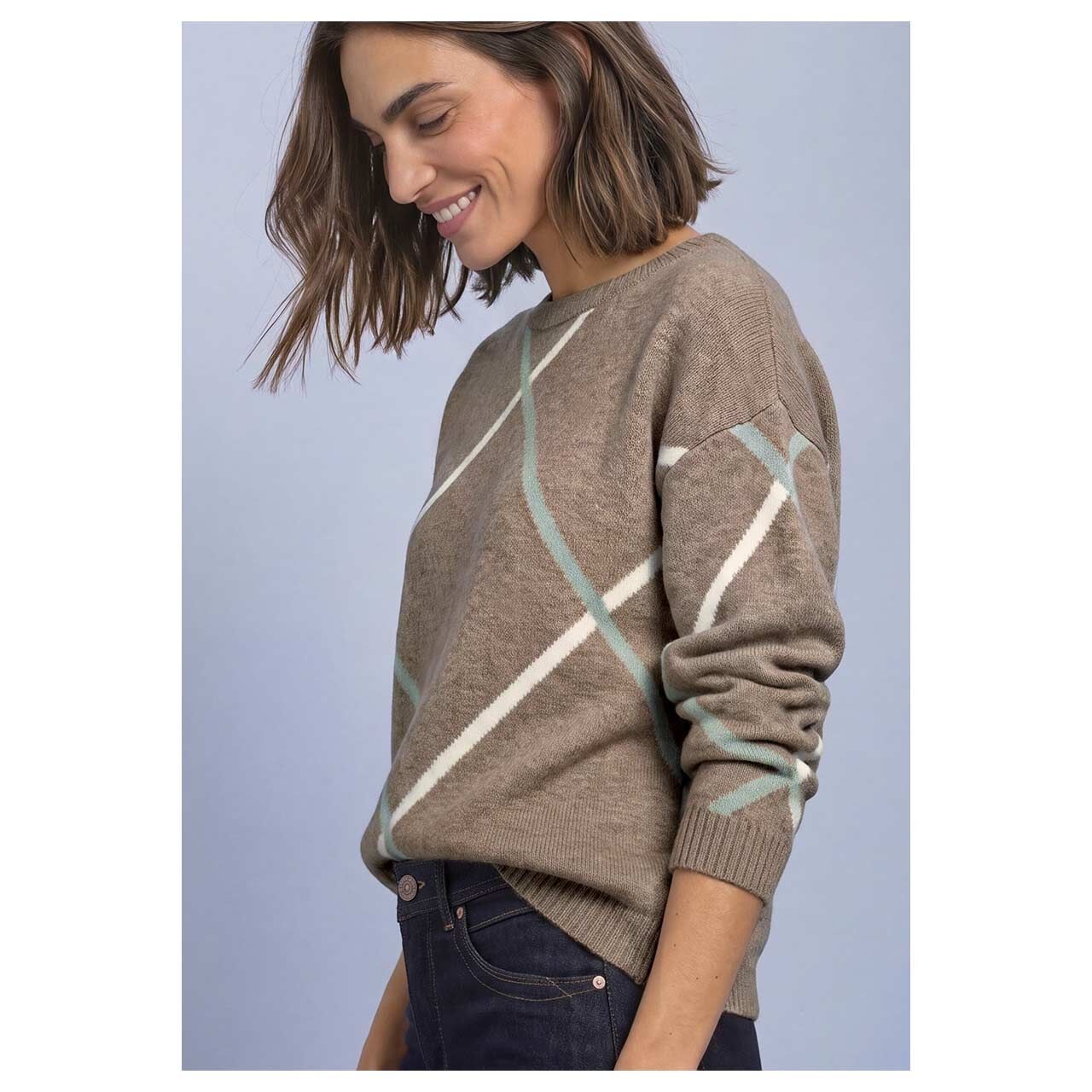 Damen Pullover Cosy Sweater Intarsia von Street One in Beige mit Print, detaillierte Seitenansicht am Model