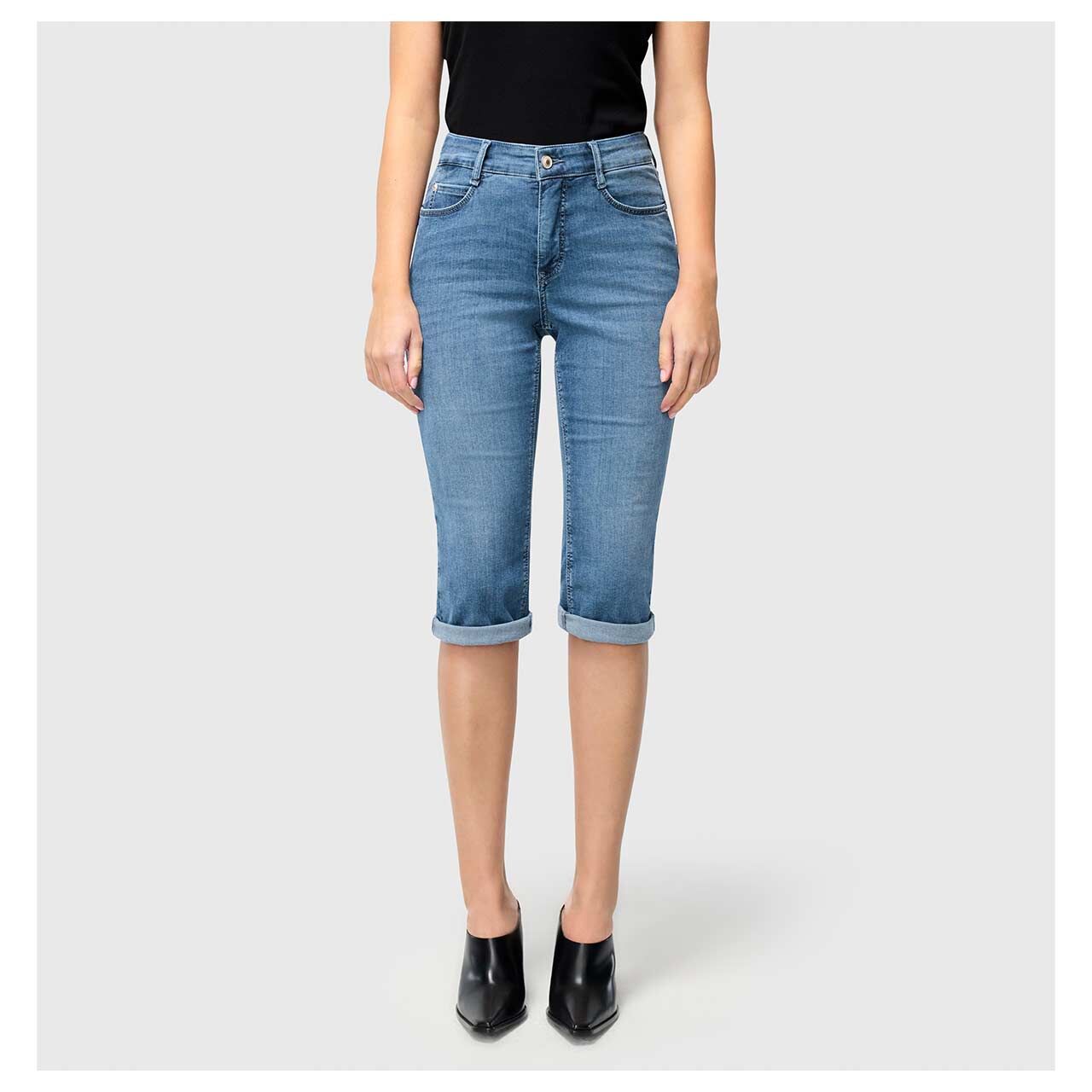 Damenjeans Dream Sun von MAC in Blau angewaschen, Vorderansicht am Model