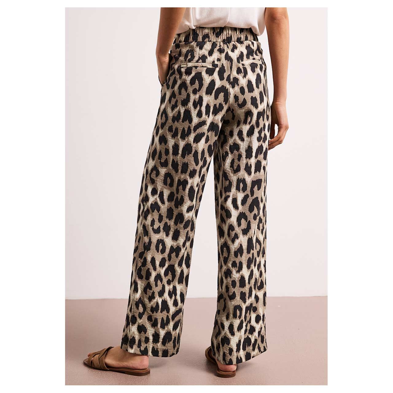 Damenhose Wide Leg von Street One in Beige mit Print, Rückansicht am Model