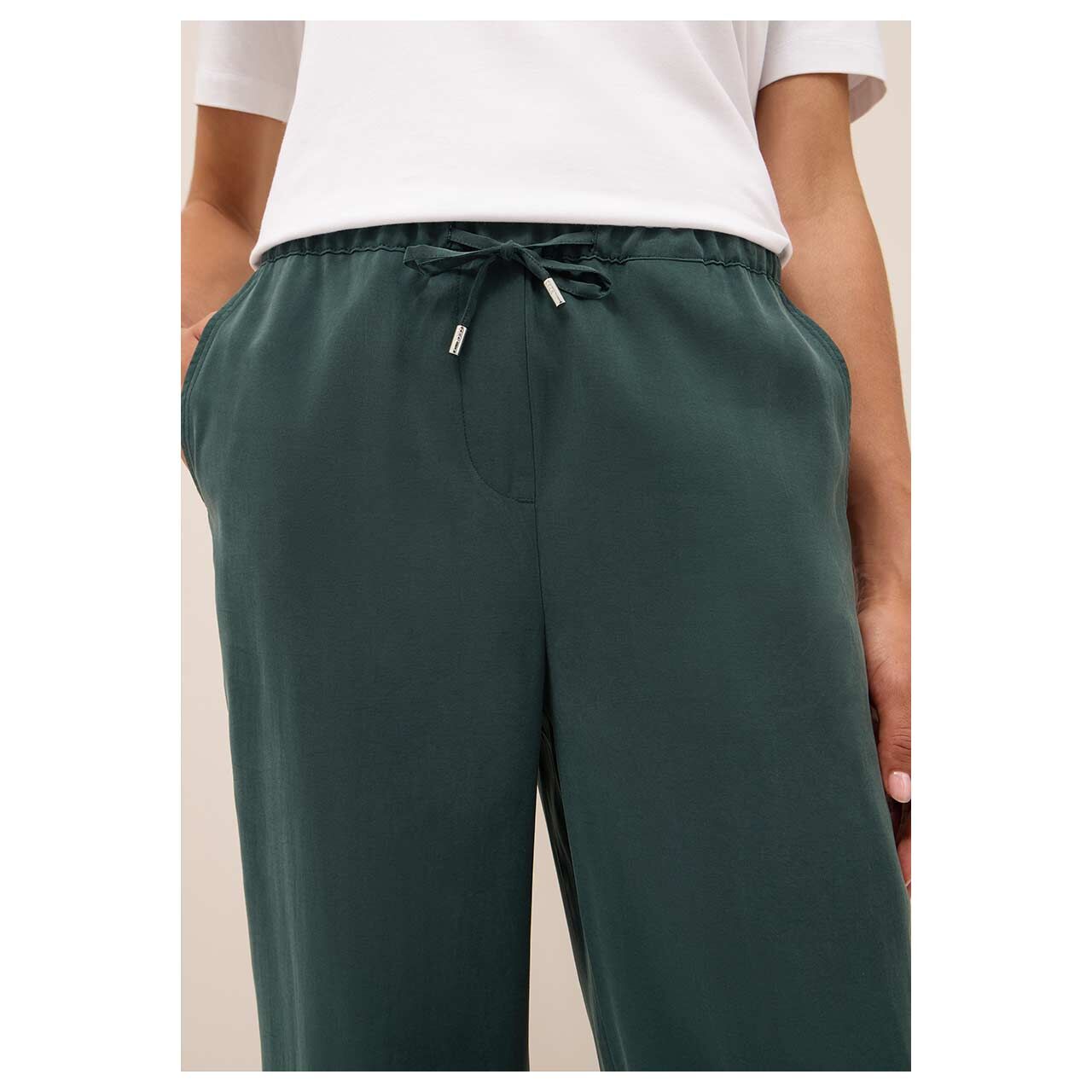 Damen Hose Neele Straight von Cecil in Dunkelgrün, detaillierte Vorderansicht am Model