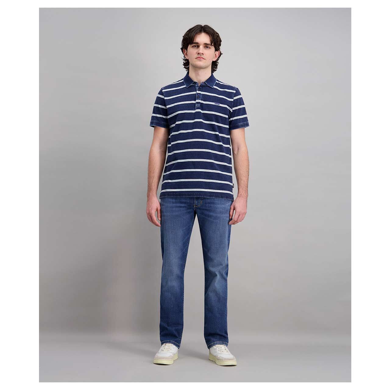 Stretch Herrenjeans Rando Megaflex in Blau angewaschen von Pioneer, Ganzkörperansicht Model